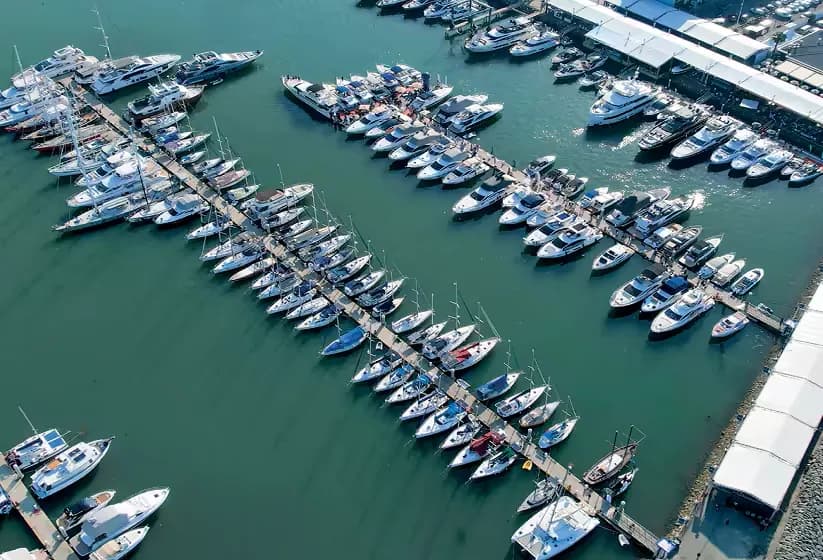 Marina de Balneário Camboriú vista de cima, com lanchas e iates